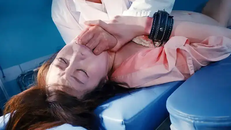 REAL-860 強奸病棟：女孩們的喉嚨、肉穴和尊嚴隨着深夜後的強奸而徹底淪喪 ~ 天馬唯 一條美緒 望月綾香的劇照9