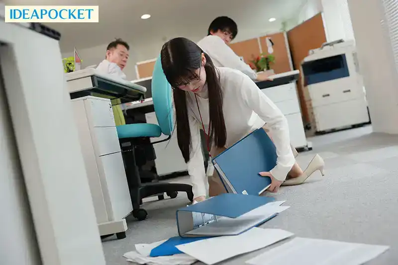 IPZZ-366 黑發大辮子、戴眼鏡部下的身材，比我想象的要淫蕩得多……我們兩個在辦公室從早到晚24小時的幹 ~ 桜空桃的劇照11