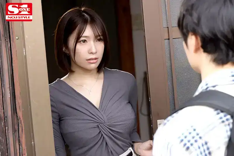 SONE-341 曾經愛過的初戀情人，成了我父親的女人，故意讓我偷看她們做愛 ~ 翼舞的劇照12