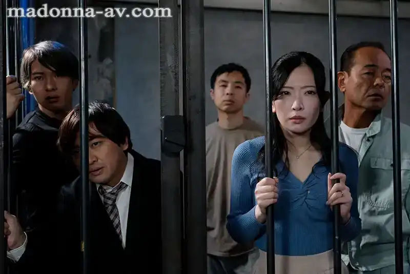 JUQ-884 只有達到高潮100次才能逃脫的房間。我無法讓妻子高潮，只能把妻子的身體獻給了和我一起囚禁的瘋狂男人們...... ~ 天宮かすみ的劇照10
