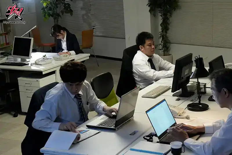 DASS-502 壓力超出極限的社畜的性處理。地味巨乳OL愛上了精液 ~ 五日市芽依的劇照10