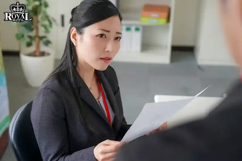 ROYD-201 女老板一向很嚴肅，但當我們獨處時……她微笑着想要我的雞巴 ~ 東條実澪的劇照10