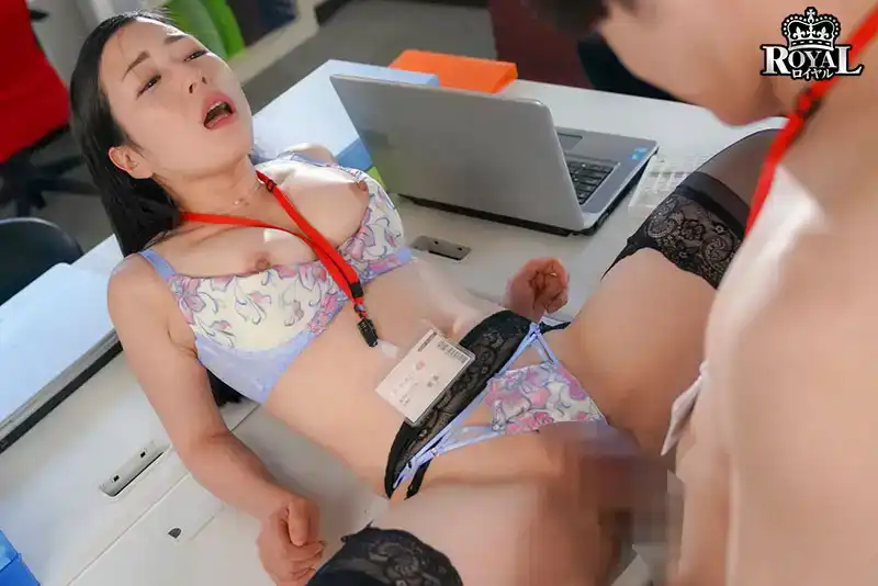 ROYD-201 女老板一向很嚴肅，但當我們獨處時……她微笑着想要我的雞巴 ~ 東條実澪的劇照6