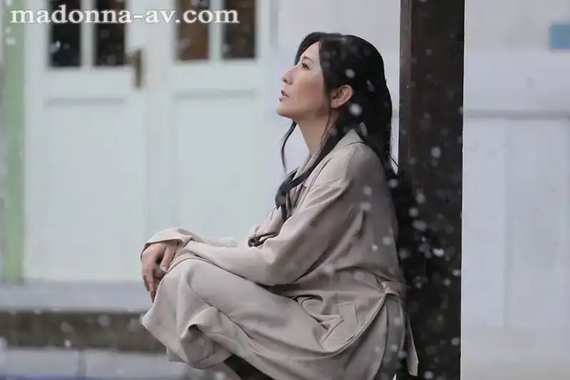 JUQ-945 在這冰雪寒冷的天空下。我無法忍受看到一個暴露狂人妻，邀請她到我家來 ~ 椎名由奈的劇照10