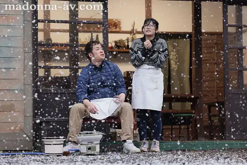 JUQ-945 在這冰雪寒冷的天空下。我無法忍受看到一個暴露狂人妻，邀請她到我家來 ~ 椎名由奈的劇照9