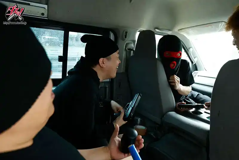 DASS-488 銀行劫匪失去了理智，整天都在輪奸我的美乳妻 ~ 二葉惠麻的劇照10
