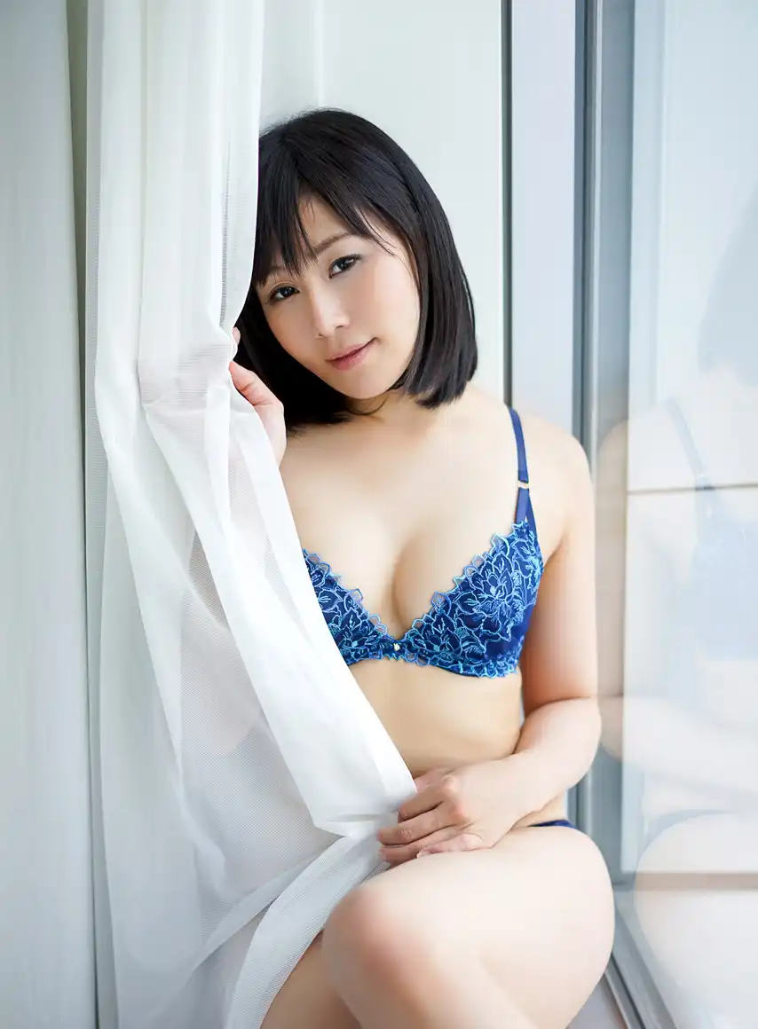 明里友香第39張寫真