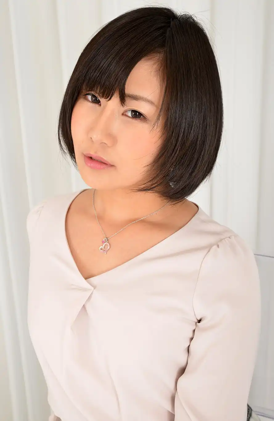 明里友香第216張寫真