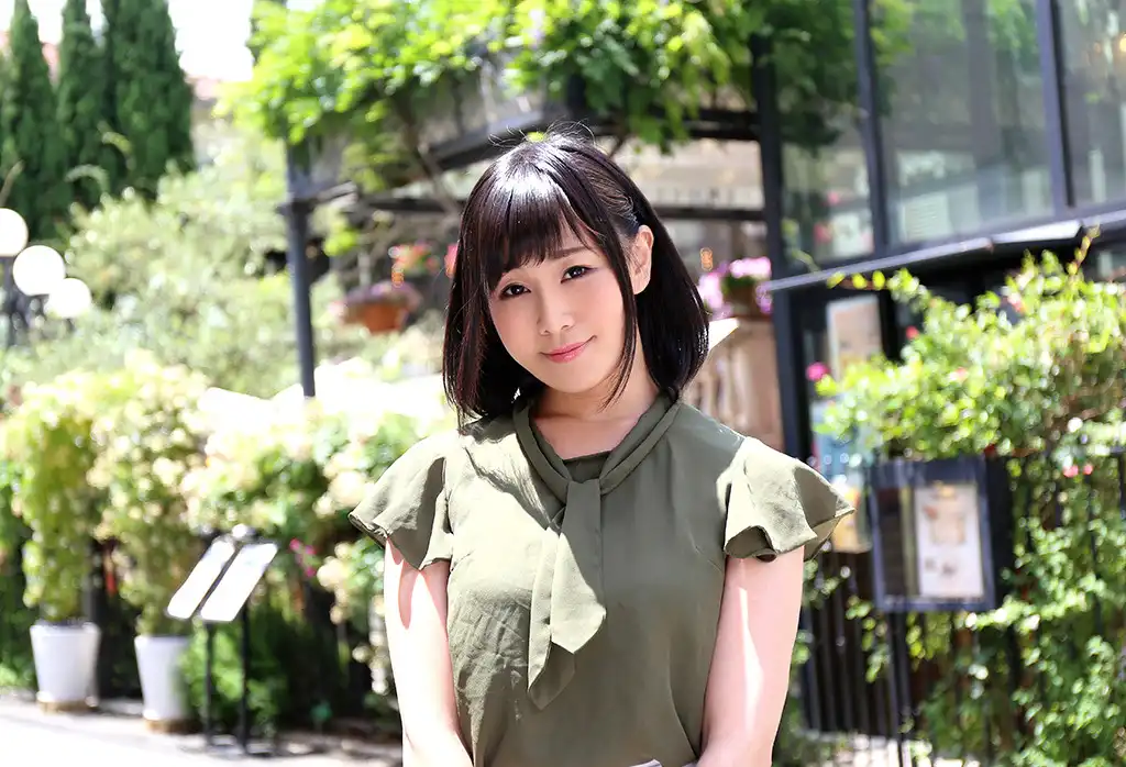 明里友香第18張寫真
