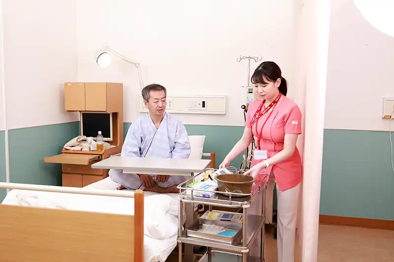 AKDL-305 住院時看護我的護士的大爆乳房非常給力，我想揉搓護士的奶子然後再操她 ~ 小阪ひまり 有加裏乃乃花 堀北実來的劇照18