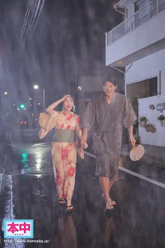HMN-637 煙花節的夜晚，一場突如其來的大雨讓我和兒時好友兼同學衝進情人旅館避雨 ~ 香水純的劇照9