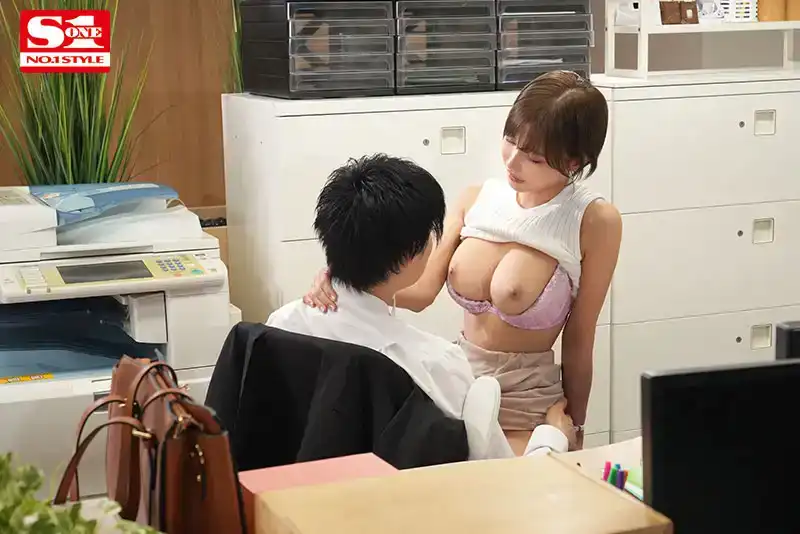 SONE-461 可愛的新人男性社員宣布結婚，嫉妒心失控！挑剔的用騎乘式偷走你的心和精子的NTR女上司 ~ 本鄉愛的劇照4