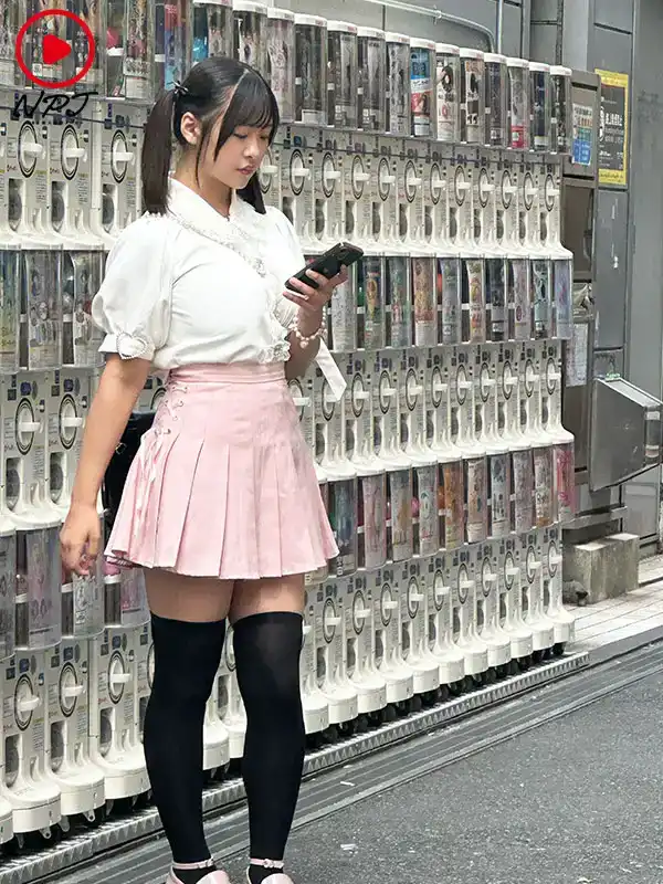 NPJS-063 出現在秋葉原的似乎對男性毫無經驗的宅女（脫掉衣服的樣子很驚豔）被邀請參加女性用風俗體驗，立刻就被淹沒了 ~ 岡本莉里的劇照9