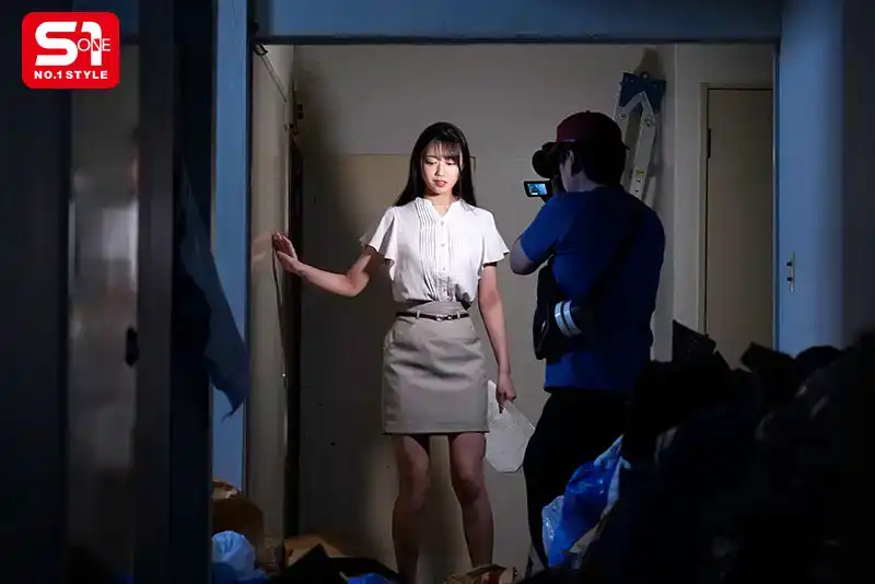 SONE-481 在報道一羣無家可歸者時，清楚系女記者被綁到散發着怪味的牀上，異臭流浪漢的連續10發中出輪奸！！ ~ 明日葉三葉的劇照9