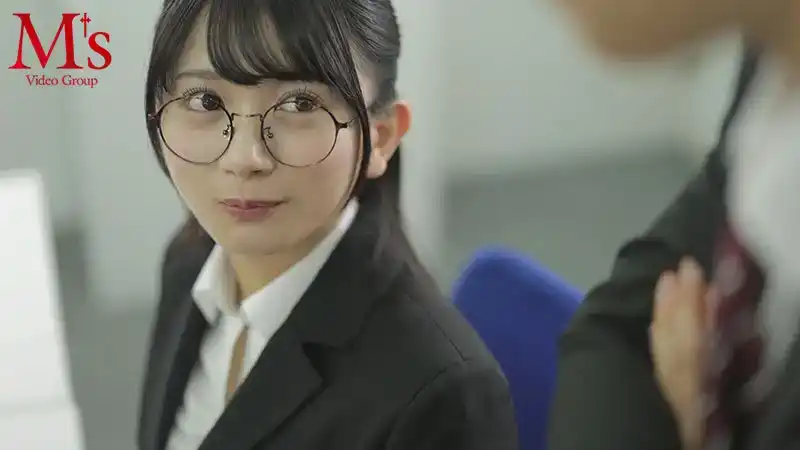 MVSD-628 出差竟然和溫順的後輩女社員相部屋而且只有一張牀！她突然變身癡女勾引迷茫的我... ~ 北岡果林的劇照12