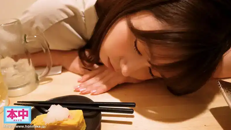 HMN-656 認識很久很熟的女閨蜜，她抱怨工作抱怨上司，喝醉後送她去了酒店，卻想不到.... ~ 五日市芽依的劇照11