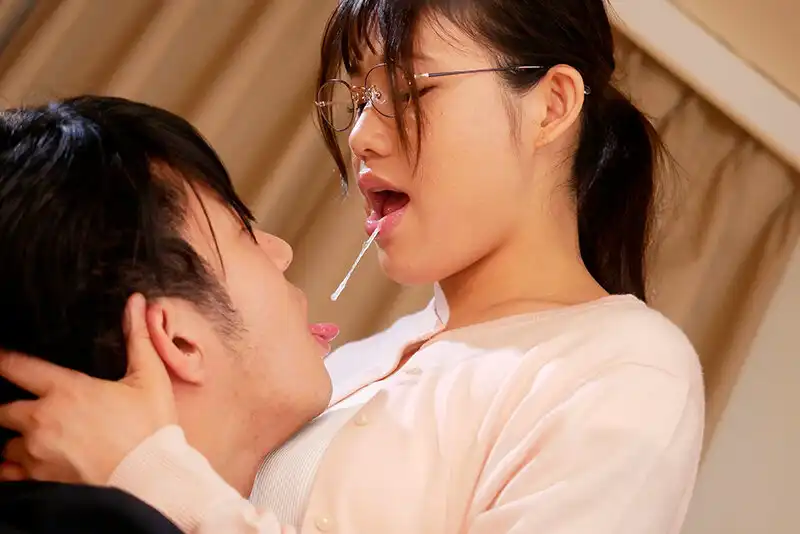 AKDL-306 安靜不張揚的地味系社員，實際上是一個流着口水親吻我雞巴的蕩婦 ~ 天沢りん的劇照15
