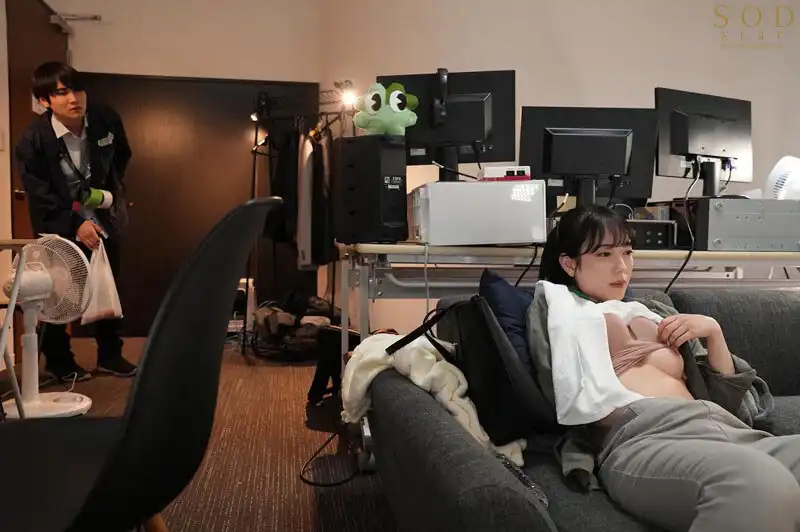START-194 在通訊社辛苦工作的新人，偶然刺激到了欲求不滿的美人上司，她就像被打開了情色開關一樣，一再誘惑我，連澡都沒洗就吃我雞巴要我操她，我們在OFFICE裏一次又一次滿頭大汗淋漓的做愛 ~ 小湊四葉的劇照15