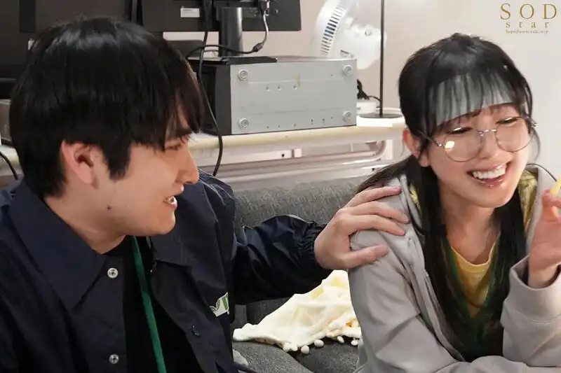 START-194 在通訊社辛苦工作的新人，偶然刺激到了欲求不滿的美人上司，她就像被打開了情色開關一樣，一再誘惑我，連澡都沒洗就吃我雞巴要我操她，我們在OFFICE裏一次又一次滿頭大汗淋漓的做愛 ~ 小湊四葉的劇照16