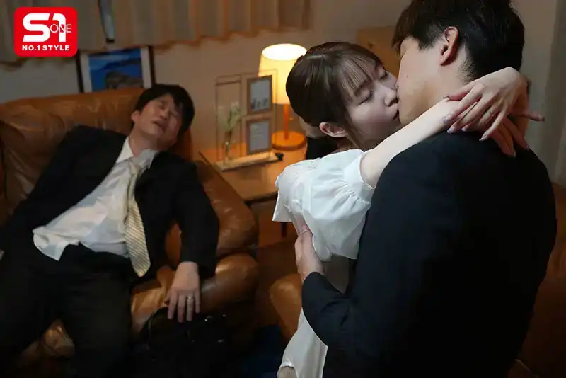 SONE-497 上司的妻子趁上司醉酒，用她的巨乳和吻勾引我 ~ 夢乃愛華的劇照10