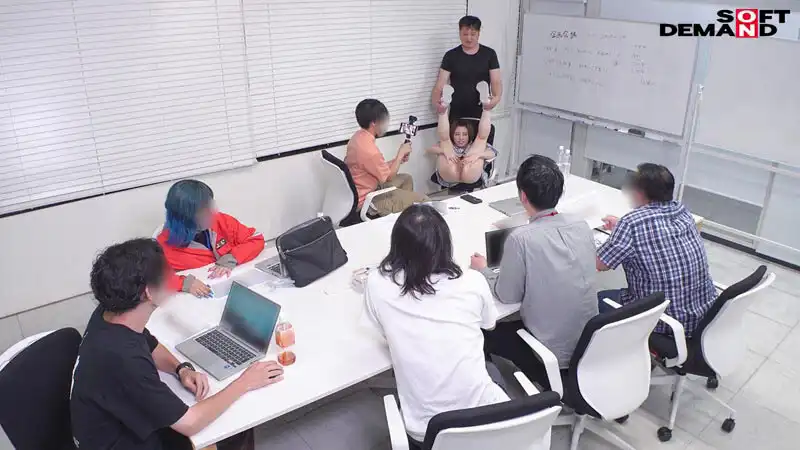 SDJS-290 陰部大庭廣衆的暴露了！半裸AD羞恥業務 SOD女子社員 制作部 ~ 新田好実的劇照10