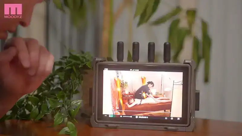 MIDA-010 啊！你要在這裏操我嗎！？……我不行了！你要能馬上插入，就贏了！ 不知情的女人不知所措！效果兇惡！媚藥催情大屌，讓她3秒就愛上了…… ~ 石原希望的劇照5