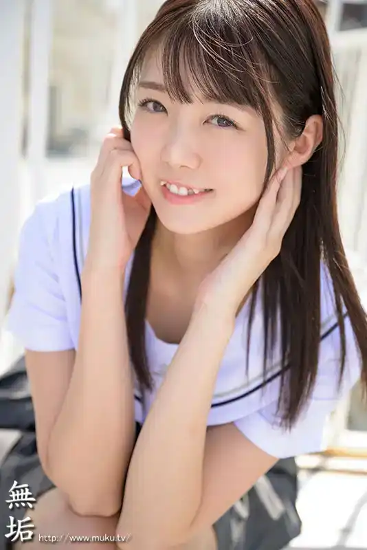 MUDR-298 新人出道！可愛的八重齒和JK制服，無垢164cm苗條美少女 首次亮相 AV DEBUT ~ 鬆山みなみ的劇照12
