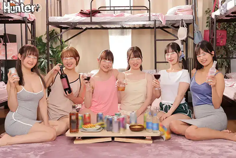 HUNTC-312 潮噴女生宿舍！從早上就開始噴！被關在女生宿舍裏，裏面擠滿了欲求不滿的姐姐 ~ 桐香悠裡 天晴乃愛 前田美波 星空萌愛 咲野瑞希 鬆井日奈子 上阪芽衣的劇照14