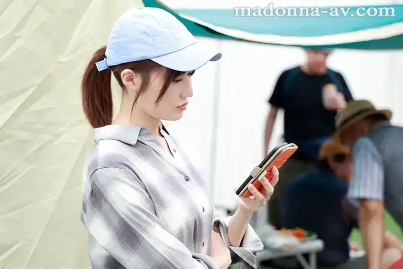 JUR-010 G罩杯美女，Madonna移籍第一作！小鎮的NTR露營 妻子在帳篷裏被中出多次的令人震驚的視頻 ~ 藤森裏穂的劇照10