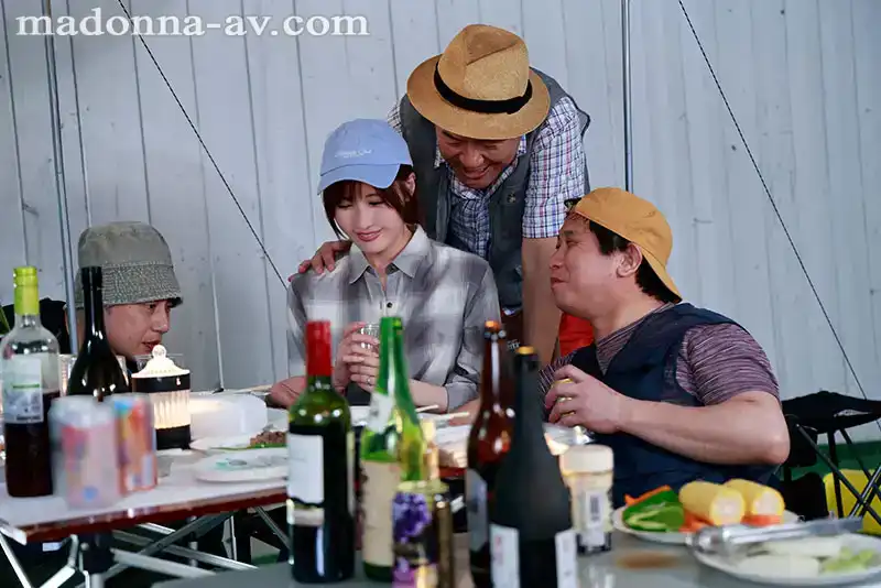 JUR-010 G罩杯美女，Madonna移籍第一作！小鎮的NTR露營 妻子在帳篷裏被中出多次的令人震驚的視頻 ~ 藤森裏穂的劇照9