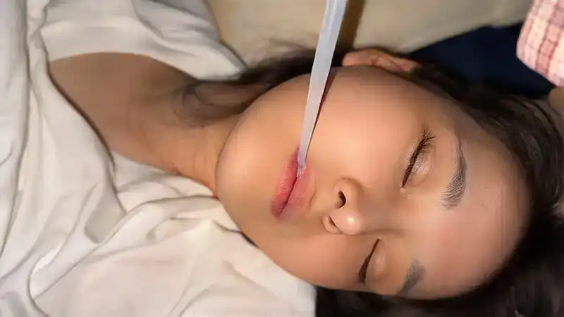 NEOS-013 尾行 13 觀察南國系美人娘睡得很香，在電車上猥褻她，雞巴硬的受不了，必須用迷藥迷倒帶走強奸 ~ 乙葉らぶ的劇照12
