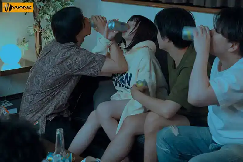 WAAA-443 處男當場偷窺看到暗戀的巨乳豐滿嫌俱樂部派被一羣好色的男人喝醉並輪奸，並在不知不覺中達到高潮時，我就會感到沮喪和勃起...... ~ 小阪ひまり的劇照12
