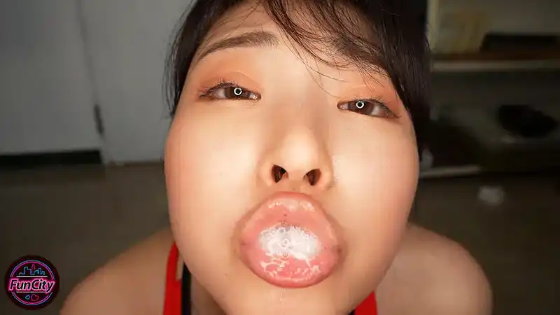 FJIN-058 用粘稠的熱吻和乳頭來誘惑。淫蕩的J系女孩用口水淋漓的口交讓老師們溼透 ~ 皆月光的劇照9