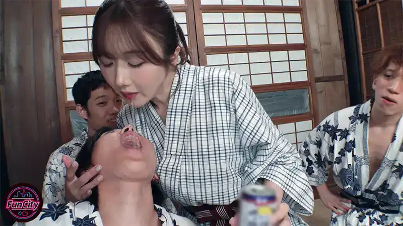 FJIN-057 兼職打工的美熟女與和自己兒子年紀差不多的幾名打工學生的1泊2日溫泉之旅。喝的酩酊大醉，性欲旺盛...我們都是39歲兼職人妻的忠實粉絲 ~ 大槻響的劇照6
