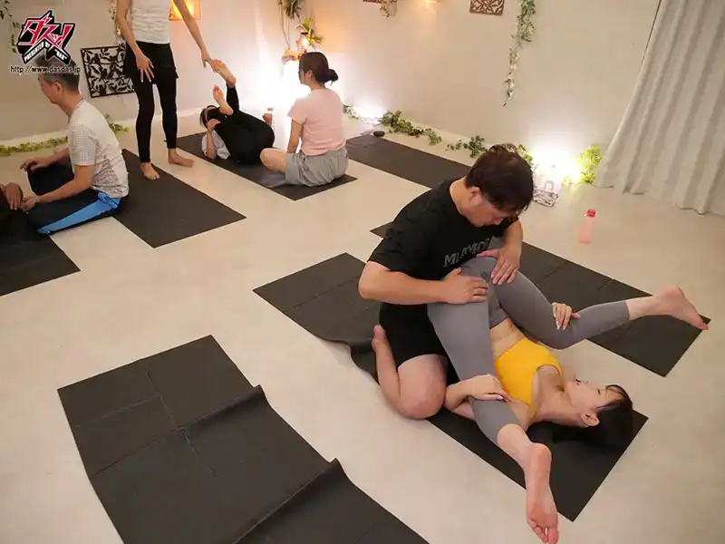 DASS-577 被人下了媚藥，大汗淋漓、性欲旺盛！最後你雙腿張開淫水溼了褲子！搖晃和抽搐敏感的熱瑜伽課  ~ 美谷朱裏的劇照5