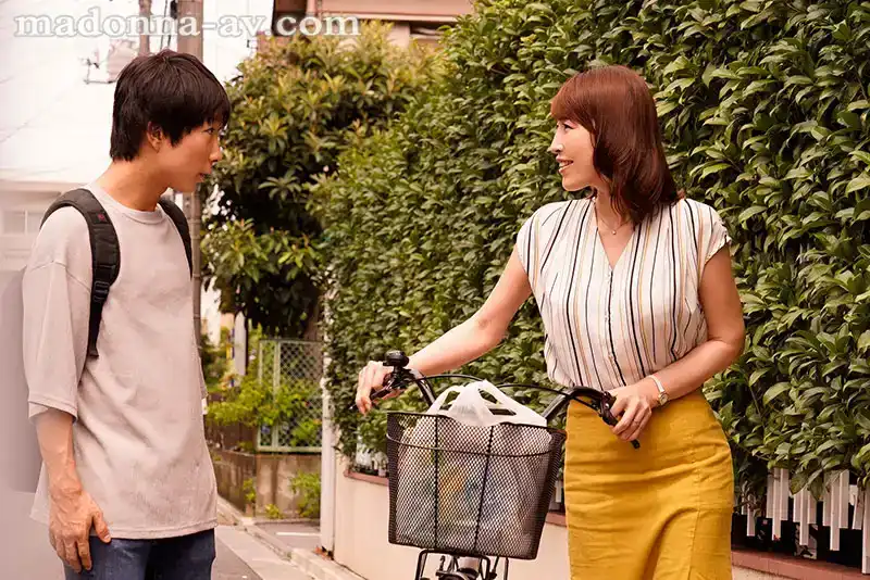 ROE-319 熟女人妻的兼職工作，與年輕男生中出性交，每小時報酬爲 1,249 日元 ~ 葉月保奈美的劇照9
