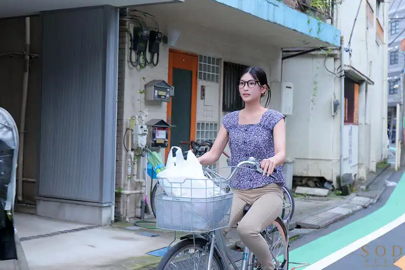 START-259 年輕大學生愛上了風俗店最紅的兔女郎，她的另一面其實是位地系離婚人妻。在他的瘋狂追求下，兩人開始同住並天天沒羞沒燥的暴走射精！ ~ 本莊鈴的劇照12