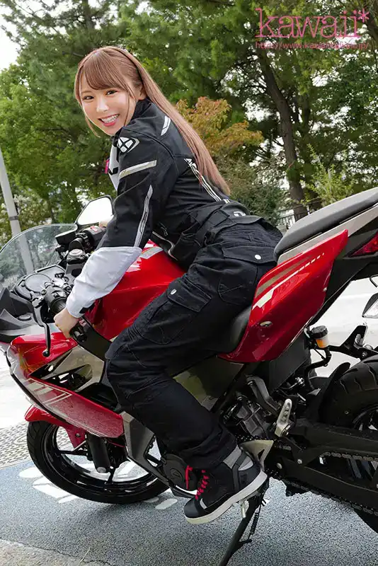 CAWD-816 新人出道！愛好機車 無男友 有四個炮友 豪爽勝男卻藏着性感BODY 爲騎肉棒自願出演AV 首次亮相 AV DEBUT ~ 小倉和葉的劇照9