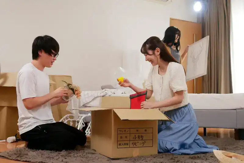 AKDL-320 好久不見的表妹來幫我搬家，幹活時不小心露奶，我忍不住上手她居然也願意！~ 天馬唯 五十嵐清華 宇流木沙羅的劇照12