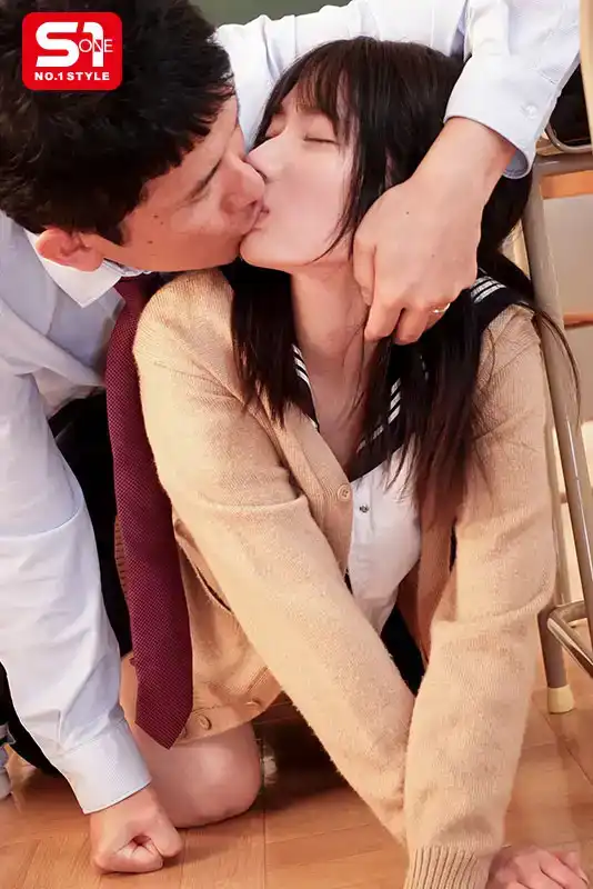 SONE-656 被天真學生誘惑的我，擋不住她可愛臉蛋、聲音、香氣和嫩肉體，在學校，在酒店，在任意地方猛插！~ 榊原萌的劇照1