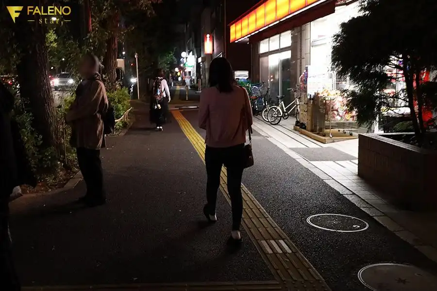 FSDSS-990 一臉嫌棄卻被軟磨硬泡做到素股的意志薄弱美容師，我尾行到了她家 ~ 時田亞美的劇照8