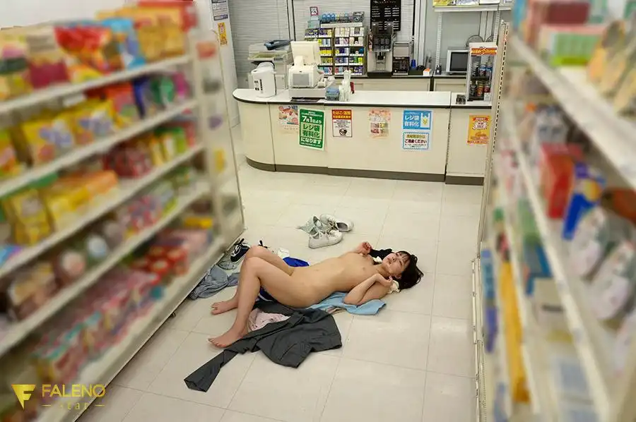 FNS-012 被連便利店都幹不下的廢柴大叔黏糊糊愛撫SEX搞到連續高潮的女大學生打工妹 ~ 由衣陽菜的劇照1