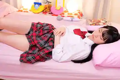 IENF-358 不起眼的我被女子校生妹妹同情，說好只素股卻爽到濕透，忍不住滑進去直接中出！~ 乙愛麗絲 夢莉梨花 星七奈奈美的劇照10