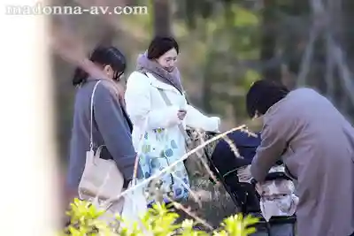 OFES-005 巨乳媽媽欠債上門討債強制侵犯：家人就在旁邊 ~ 木村玲衣的劇照10