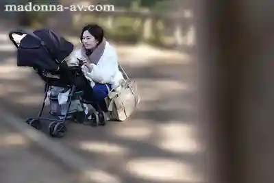 OFES-005 巨乳媽媽欠債上門討債強制侵犯：家人就在旁邊 ~ 木村玲衣的劇照9