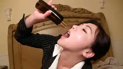 OKZU-015 飢渴硬邦邦雞雞超想要油,姐姐像餵食一樣大把澆油,看著它抖抖歡喜帶它直奔極樂!!的劇照3