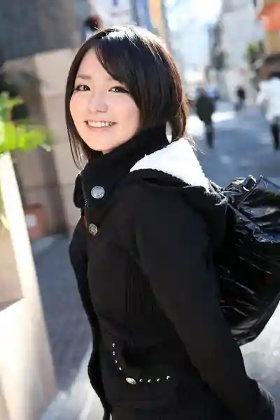 AMOZ-131 街頭搭訕看起來清純的黑髮妹子沒想到比騷浪辣妹還浪!剛開發出的敏感身子直接無套內射狂幹!!精選20人DX的劇照8