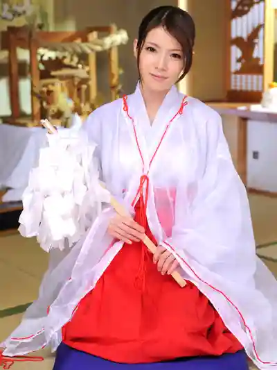 1PON-011412_256 神社巫女慘遭侵犯~聖潔少女變身噴水騷女~佐伯実里的劇照1
