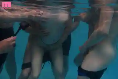 MIDA-392 遊泳部新女教練慘遭輪⬤!宅男泳隊集團狠幹嬌小I杯蘿莉巨乳教練 ~ 杏津杏 的劇照4