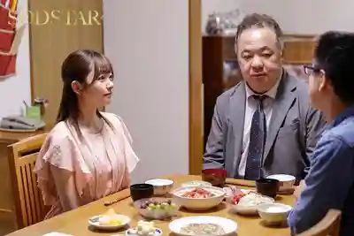 START-438 繭居訪問支援 垃圾屋裡堆滿用過的衛生紙也不嫌棄，溫柔大姊姊笑著幫忙清理髒污滿滿的下體 ~ 青空光的劇照4